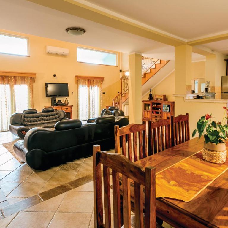 Pet Friendly Apartment In Herceg Novi - Four-Bedroom Apartment - 23