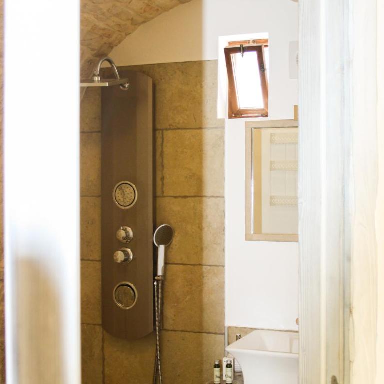 EnjoyTrulli - Unesco Site - Suite Deluxe con Vasca Idromassaggio - 33