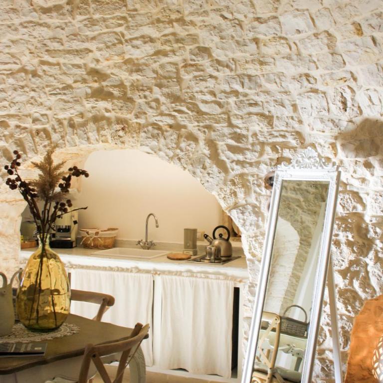 EnjoyTrulli - Unesco Site - Suite Deluxe con Vasca Idromassaggio - 16