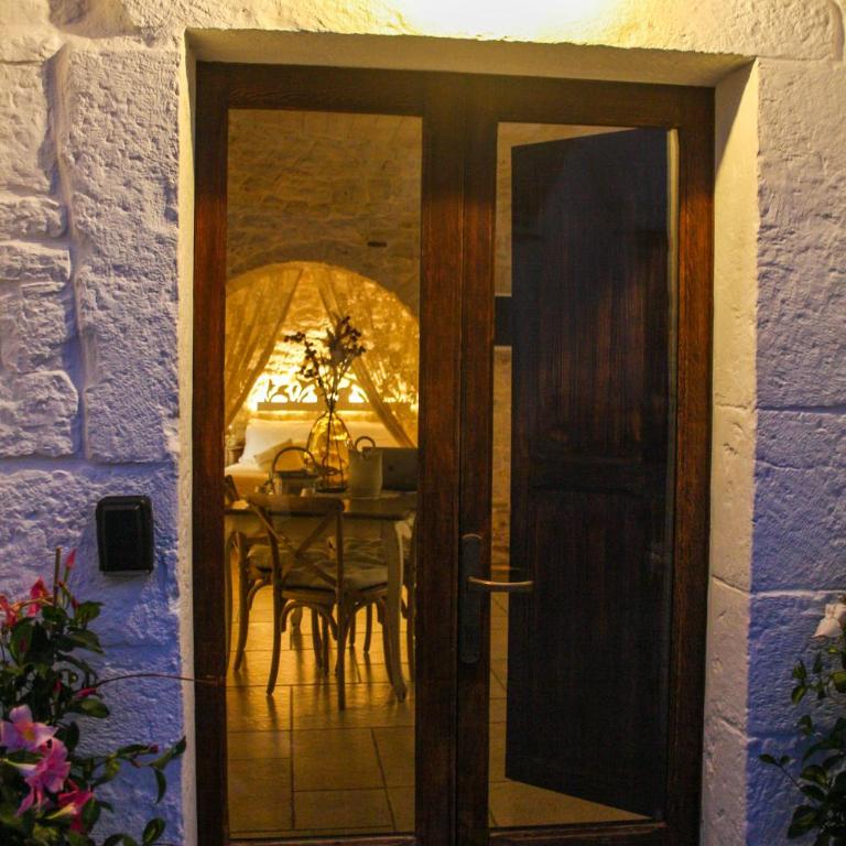 EnjoyTrulli - Unesco Site - Suite Deluxe con Vasca Idromassaggio - 3