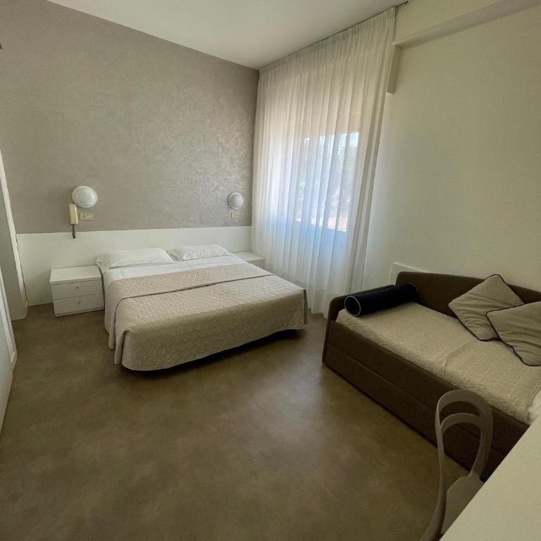Hotel Cristina - Camera Tripla Comfort - 4