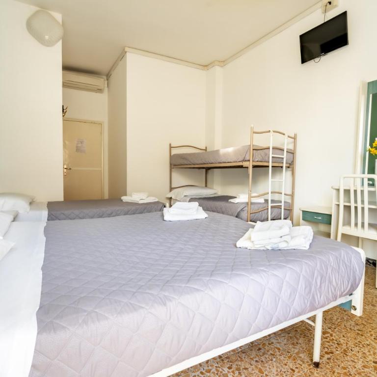 Hotel Viscount - Quadruple Room - 6