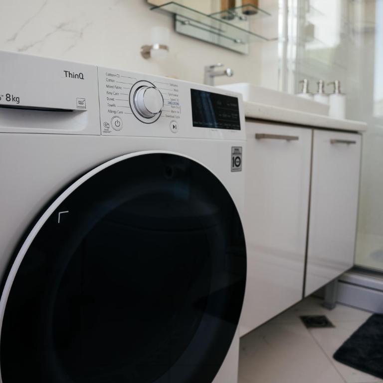 Luxury Apartment Budva - Apartman sa 2 Spavaće Sobe, Balkonom i Pogledom na More - 21