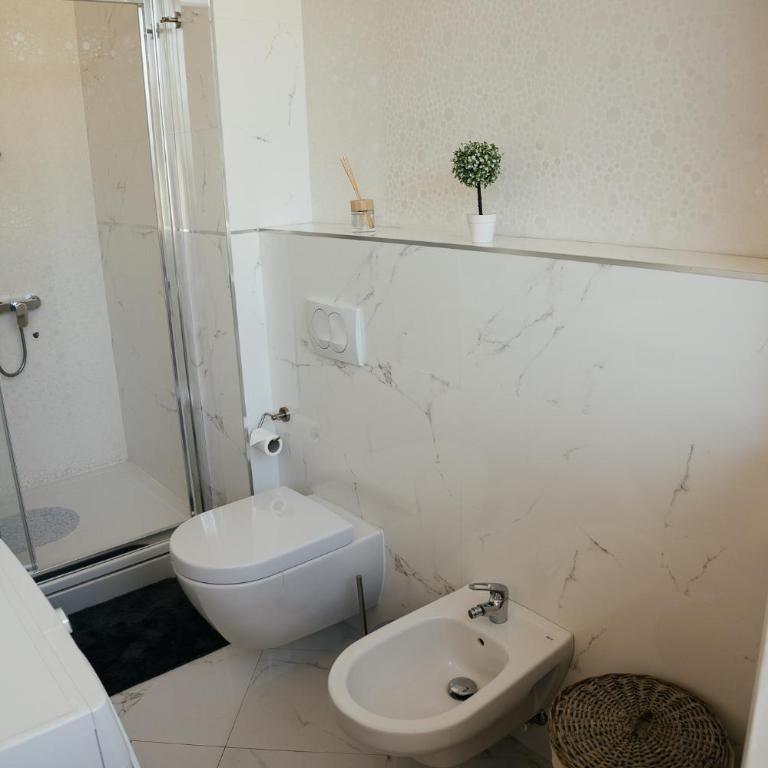 Luxury Apartment Budva - Apartman sa 2 Spavaće Sobe, Balkonom i Pogledom na More - 19