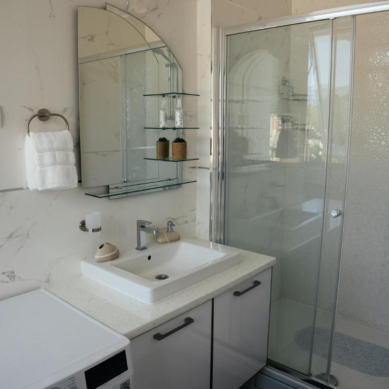 Luxury Apartment Budva - Apartman sa 2 Spavaće Sobe, Balkonom i Pogledom na More - 19