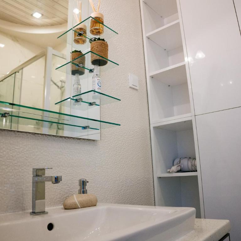 Luxury Apartment Budva - Apartman sa 2 Spavaće Sobe, Balkonom i Pogledom na More - 10