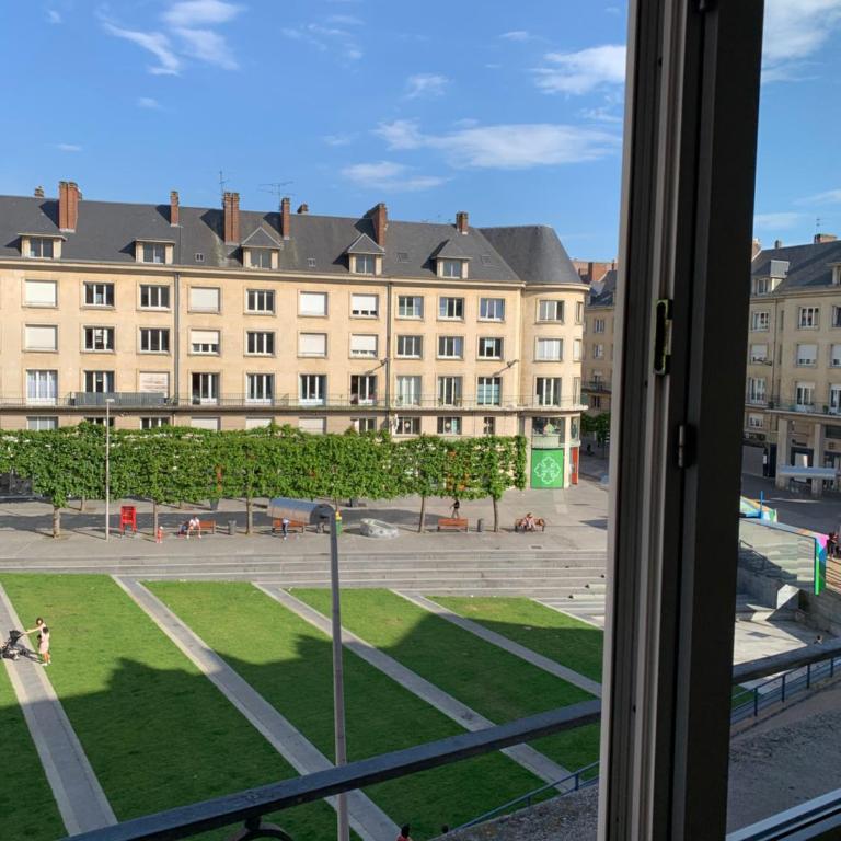 Vue exceptionnelle sur la place Gambetta Plein centre cafés restos idéal séjour pro ou en famille - Apartamento de 2 dormitorios - 36