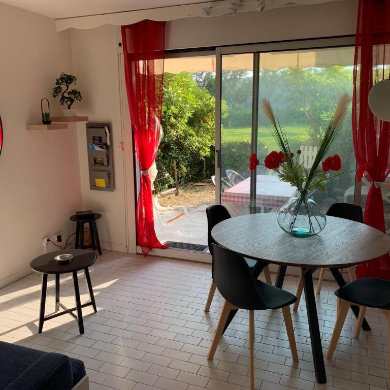 La Mer et la Plage au bout du parc Appartement 4 couchages avec jardin - One-Bedroom Apartment - 4