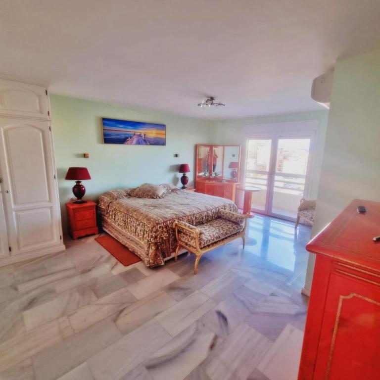 Penthouse with private pool, hot tub jacuzzi with sea views and chill-out zone, close to the sea - Three-Bedroom Apartment - 18