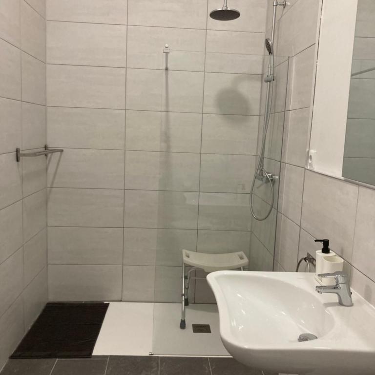 Castle View Apartments - Studio - Disability Access - 3