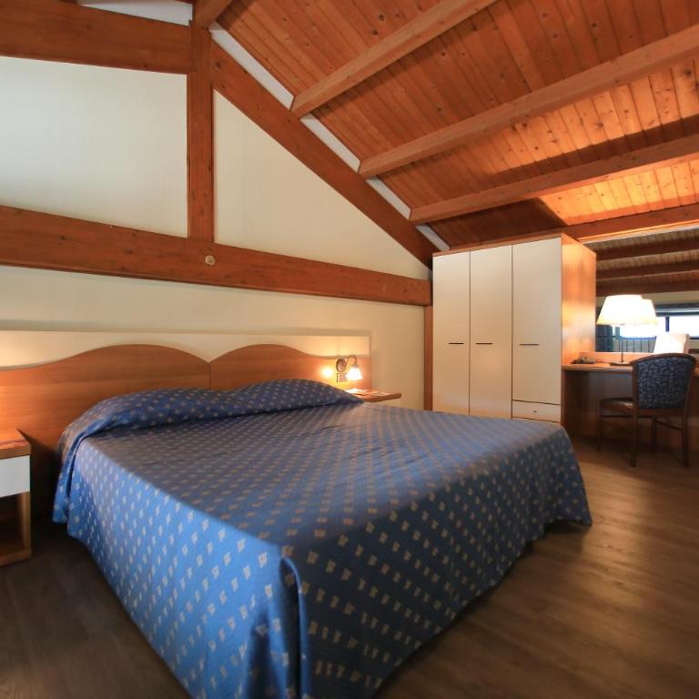 Hotel Eden - Camera Familiare con Vasca - 1
