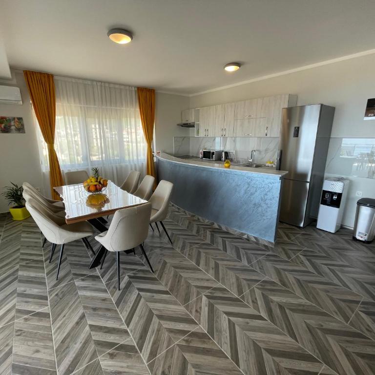 M Apartments - Three-Bedroom Suite - 9