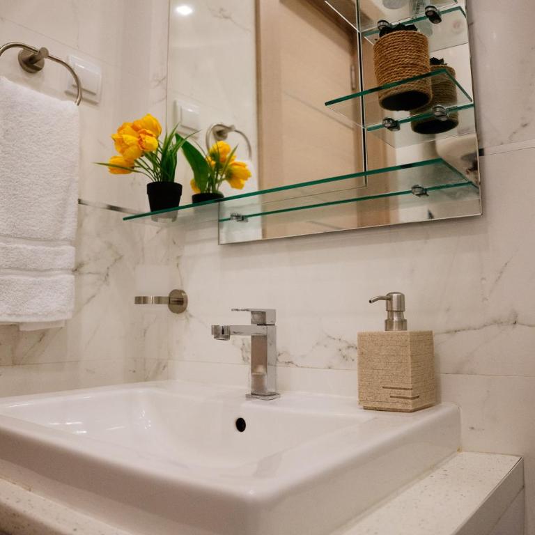 Luxury Apartment Budva - Apartman sa 2 Spavaće Sobe, Balkonom i Pogledom na More - 23