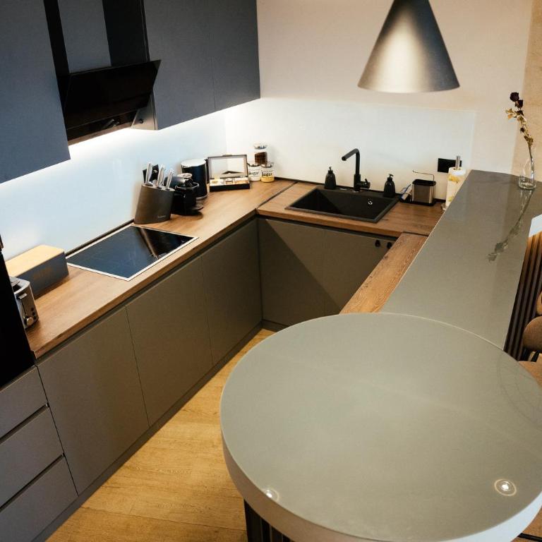 Luxury Apartment Budva - Apartman sa 2 Spavaće Sobe, Balkonom i Pogledom na More - 26