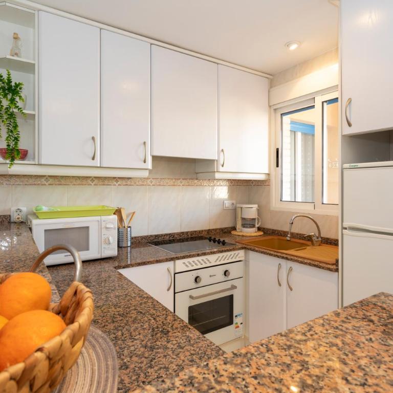 Las Dunas, bajo, 2 dormitorios, 25m del mar, by Bookindenia - Apartamento de 2 dormitorios - 16