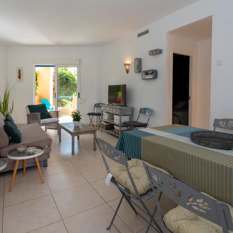 Las Dunas, bajo, 2 dormitorios, 25m del mar, by Bookindenia - Apartamento de 2 dormitorios - 11