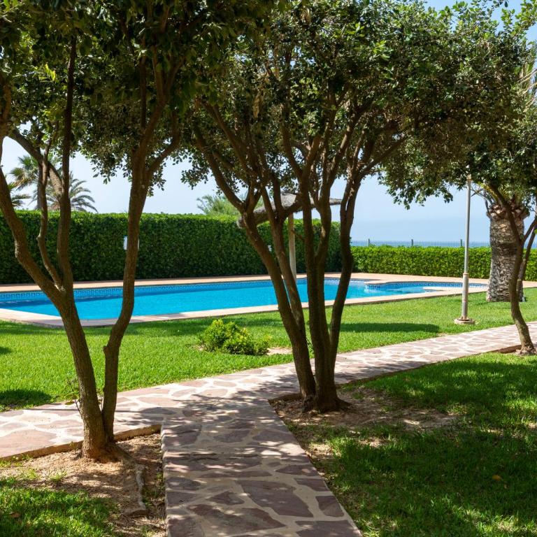 Las Dunas, bajo, 2 dormitorios, 25m del mar, by Bookindenia - Apartamento de 2 dormitorios - 5