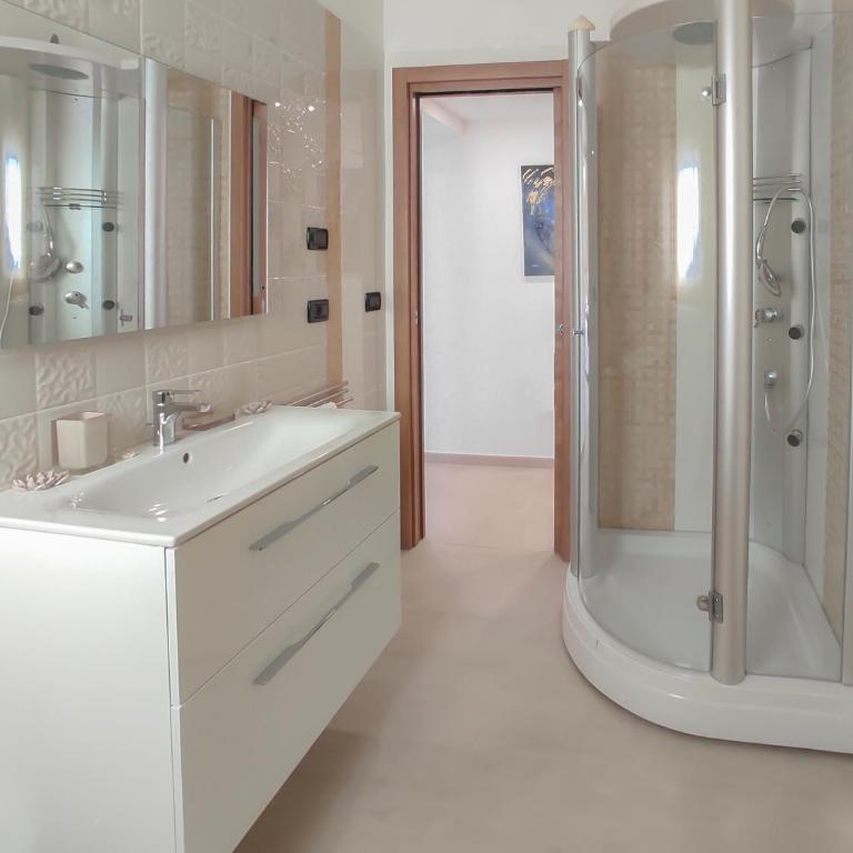 Althea B&B a Reggio Calabria - Camera Familiare con Bagno Privato - 1