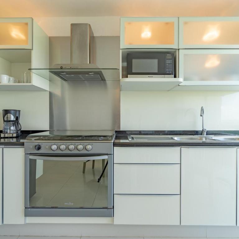 Beachfront Three-Story Coastal Penthouse, 3BR-3BA - Penthouse Apartment - 46