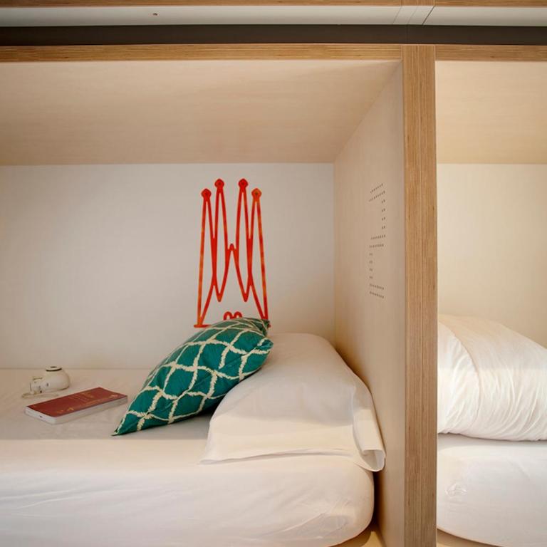 TOC Hostel Barcelona - Bed in 6-Bed Mixed Dormitory Room - 2