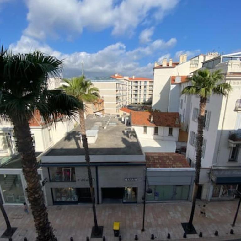 Deux pièces spacieux Place de Gaulle centre-ville d'Antibes avec extérieur - Appartement - 10