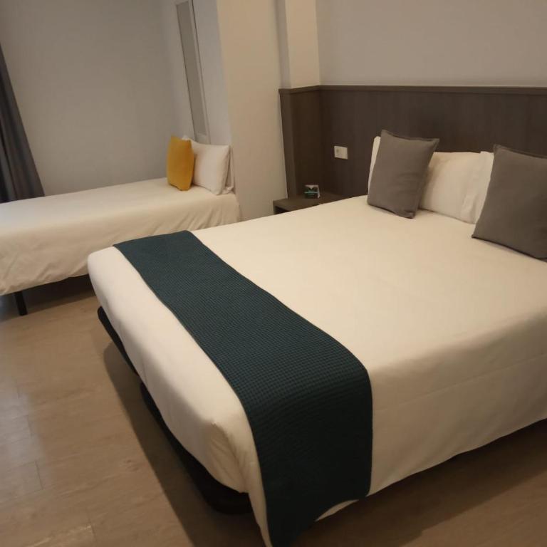 Alda Estación Ourense - Habitación Doble con cama supletoria - 2 camas - 5