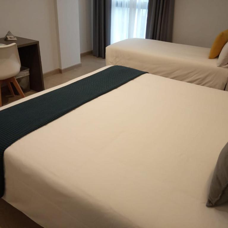 Alda Estación Ourense - Habitación Doble con cama supletoria - 2 camas - 6