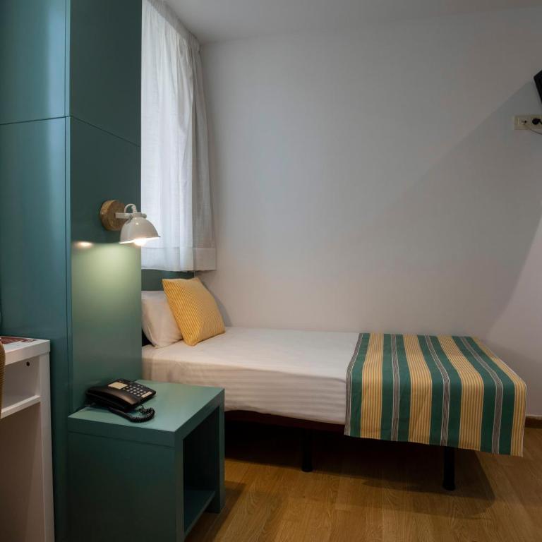 Yomo Hostal BCN Port - Double or Twin Room - 7