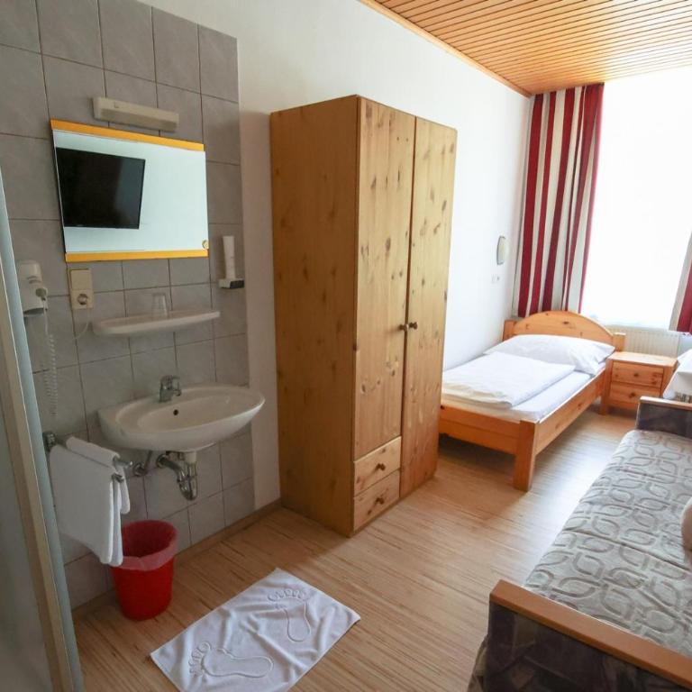Hotel "Wilder Mann" - Einzelzimmer mit Gemeinschafts-WC - 24