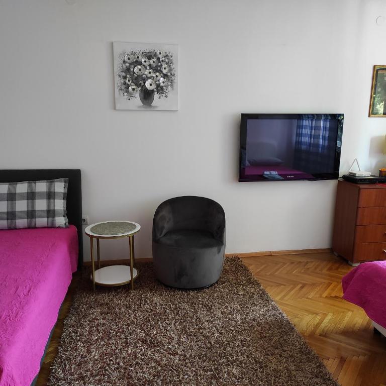 Stan u centru - Apartment with Balcony - 4