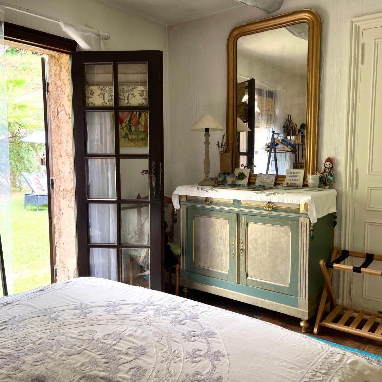 ABEILLE - Chambre Double avec Salle de Bains Commune - 4
