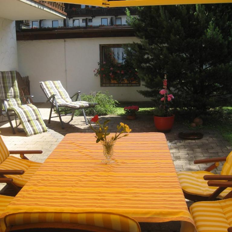 Alpenflair Ferienwohnungen Gästehaus Hilbrand Whg 313,314,215 - Apartment mit 2 Schlafzimmern - 6