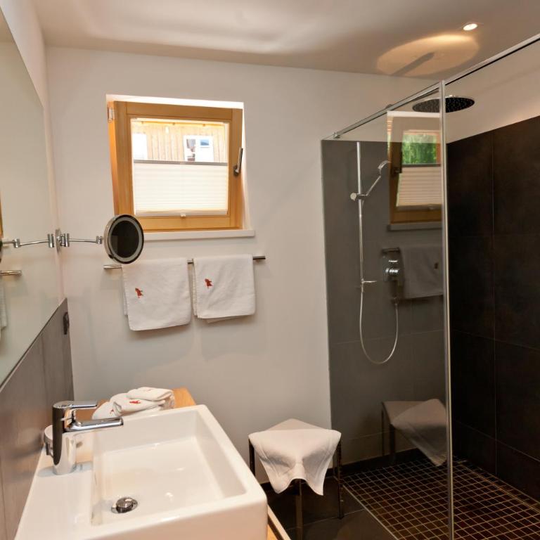 Dorfhaus Chalets - Deluxe Doppel-/Zweibettzimmer mit Terrasse - 2