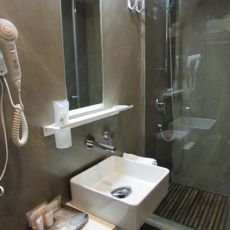 Shine Albayzín - Double or Twin Room with interior patio view - 1