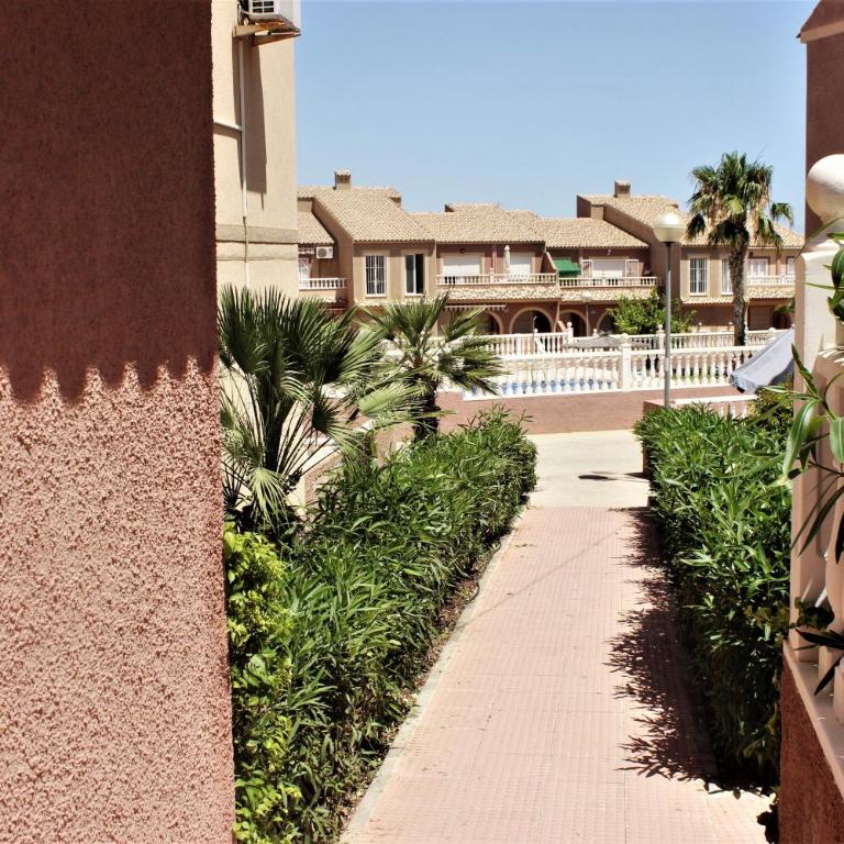 Chill Retreat AC Bungalow in Gran Alacant - Two-Bedroom House - 44