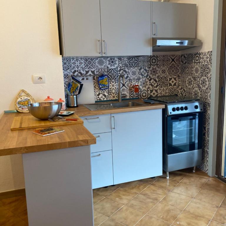 Coral Beach Apartment- Steps from Sea, AC & WIFI - Appartamento con 1 Camera da Letto - 2