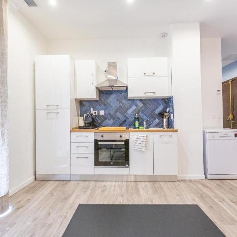 3 min à pied de la gare St Charles - 3 chambres avec Clim, SDB et TV - Appartement 3 Chambres - 20
