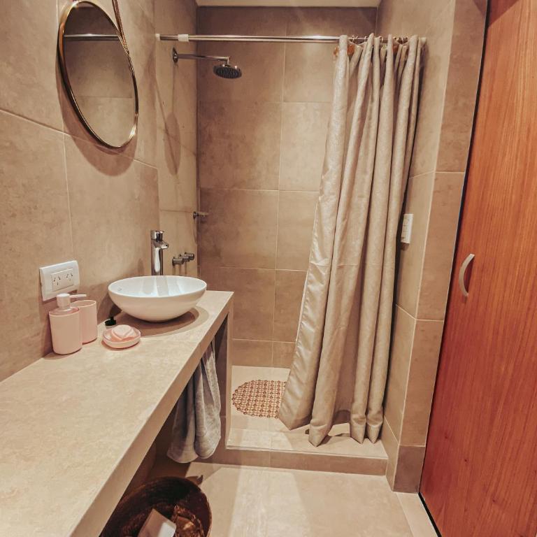 Depto moderno a cuadras del mar frente a Shopping Aldrey - Studio Apartment - 8