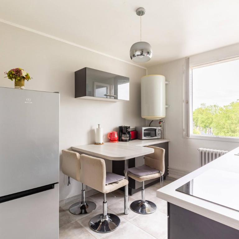 Appart T3 Bien situé a Bourges + Wifi - Appartement - 4