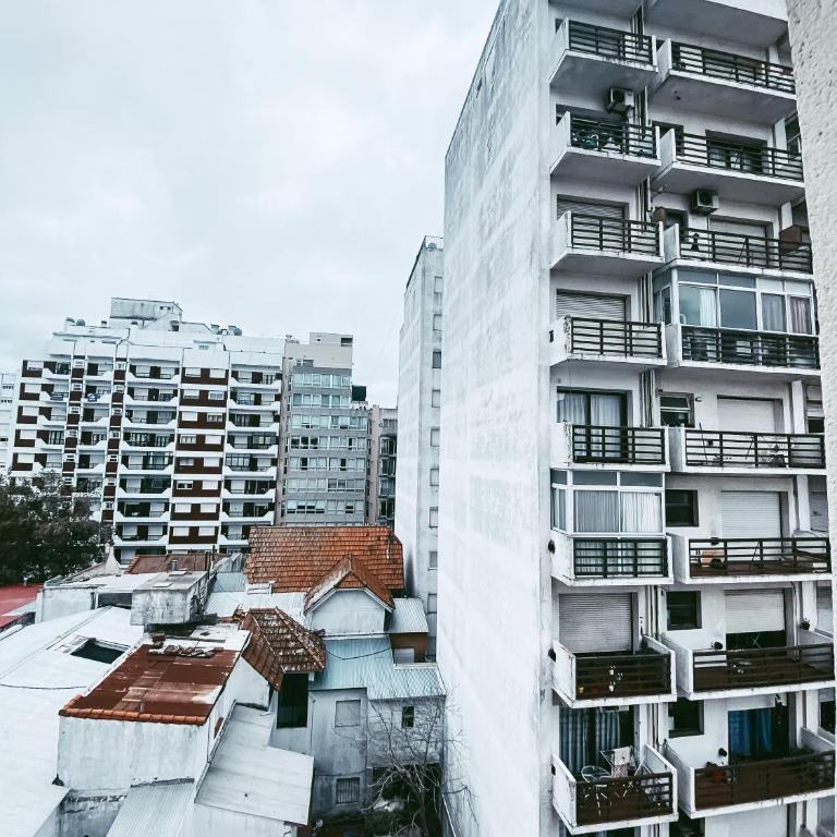 Depto moderno a cuadras del mar frente a Shopping Aldrey - Studio Apartment - 14