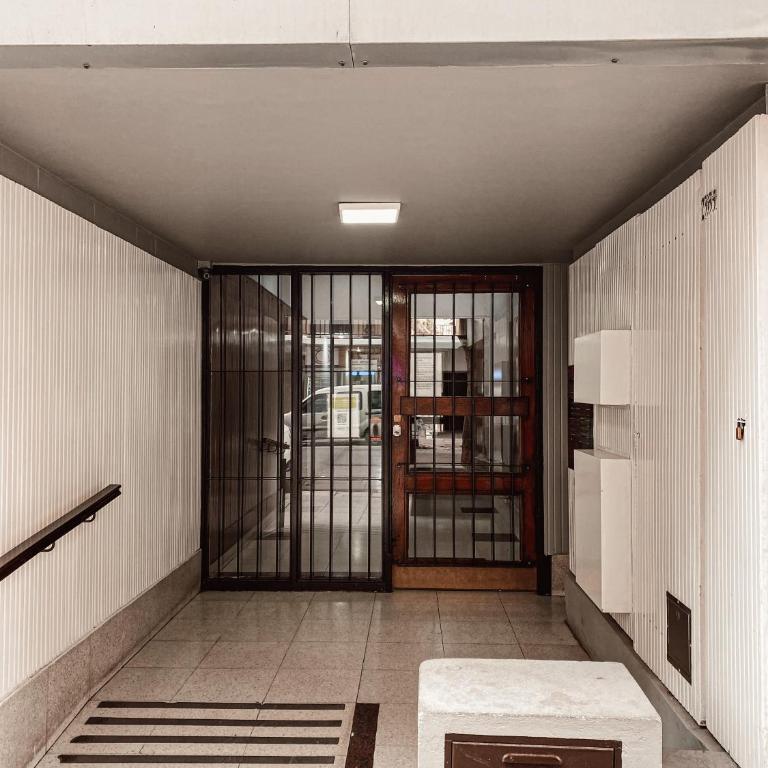 Depto moderno a cuadras del mar frente a Shopping Aldrey - Studio Apartment - 9