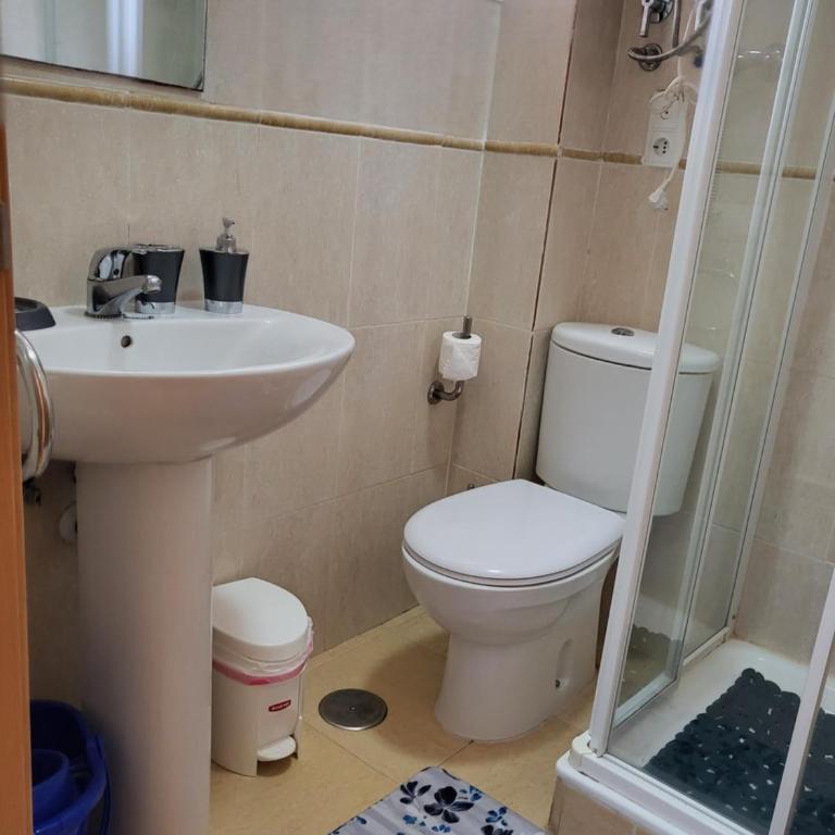 ¡Bajo con terraza y patio con vistas a la piscina comunitaria! - Apartamento de 2 dormitorios - 15