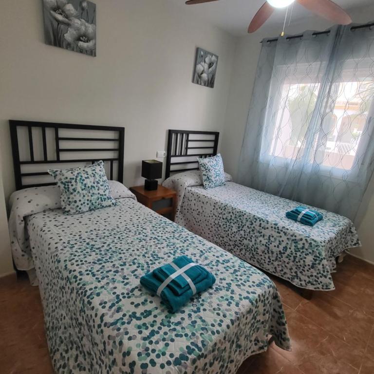 ¡Bajo con terraza y patio con vistas a la piscina comunitaria! - Apartamento de 2 dormitorios - 1