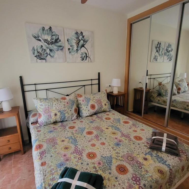 ¡Bajo con terraza y patio con vistas a la piscina comunitaria! - Apartamento de 2 dormitorios - 5