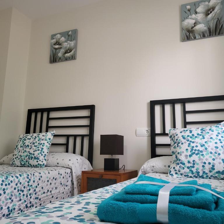 ¡Bajo con terraza y patio con vistas a la piscina comunitaria! - Apartamento de 2 dormitorios - 8