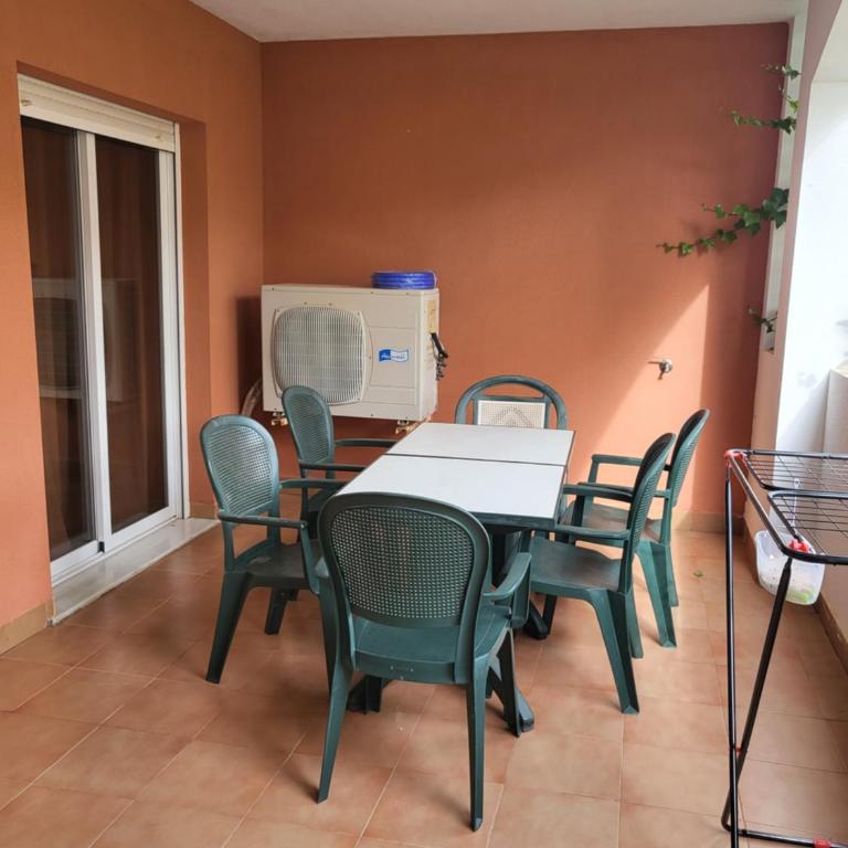 ¡Bajo con terraza y patio con vistas a la piscina comunitaria! - Apartamento de 2 dormitorios - 19