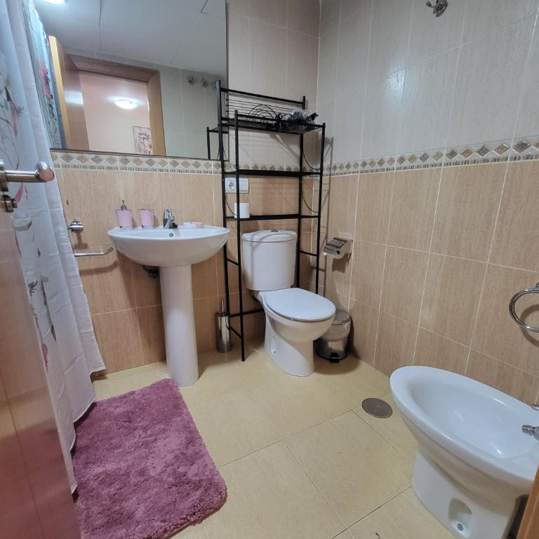 ¡Bajo con terraza y patio con vistas a la piscina comunitaria! - Apartamento de 2 dormitorios - 14