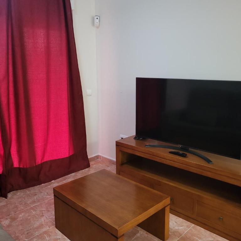 ¡Bajo con terraza y patio con vistas a la piscina comunitaria! - Apartamento de 2 dormitorios - 21