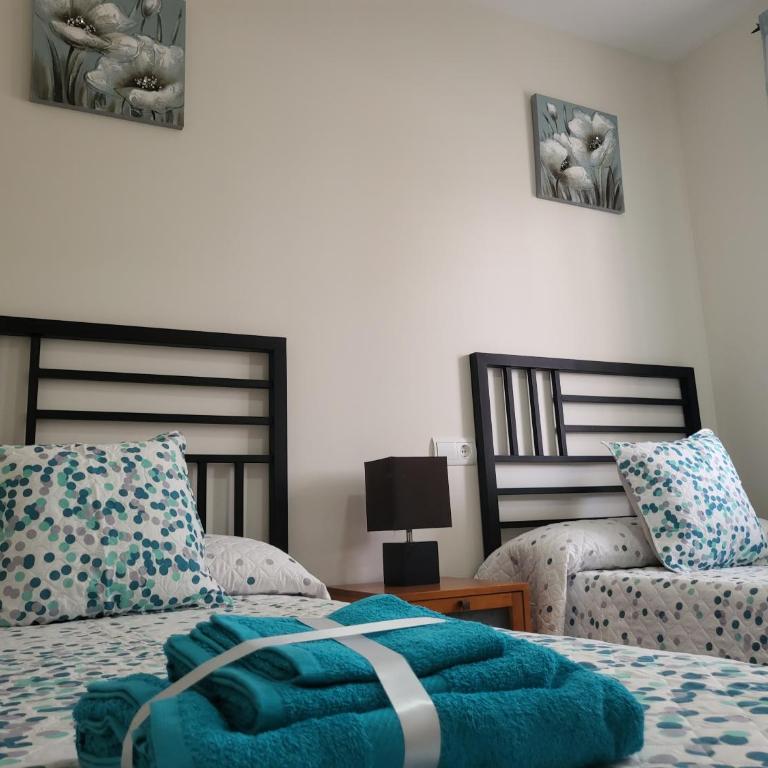 ¡Bajo con terraza y patio con vistas a la piscina comunitaria! - Apartamento de 2 dormitorios - 24
