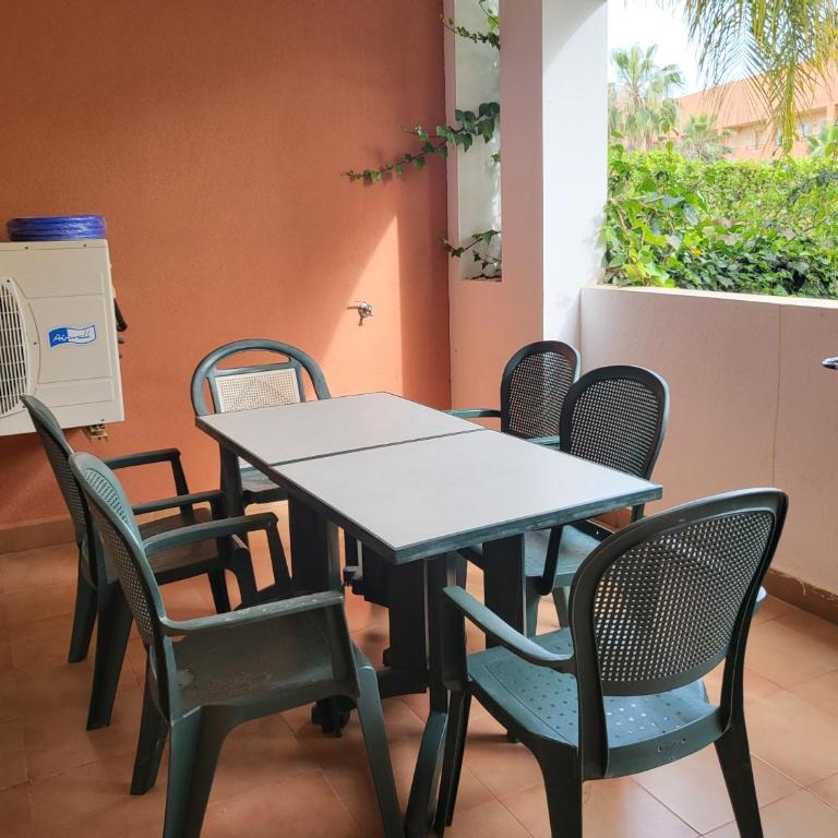¡Bajo con terraza y patio con vistas a la piscina comunitaria! - Apartamento de 2 dormitorios - 13